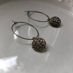 Hoop earrings with ornament in bronze