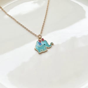 Colar infantil elefante azul dourado claro