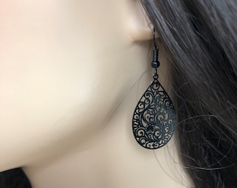 Drop earrings in black