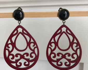 Grote druppelvormige houten oorclips in bordeauxrood, zwart en brons