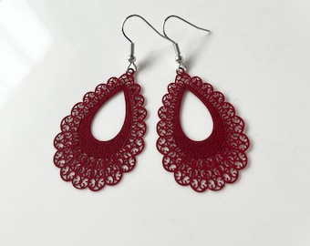 Oorbellen in donkerrood