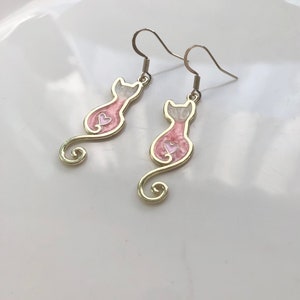 Cat earrings in pink light gold