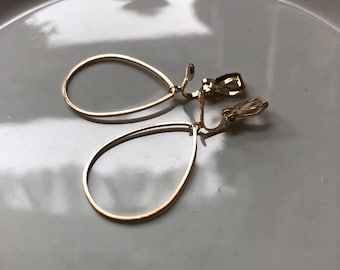 Drop earrings in light gold