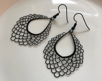 leichte Ornamenttropfen Ohrringe in schwarz