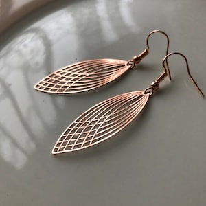 light elongated earrings rose gold