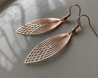 light elongated earrings rose gold