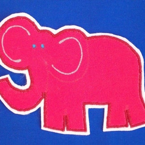 Op de afbeelding: Een roze olifantenapplicatie met witte en rode rand, tegen een blauwe achtergrond. De olifant heeft een lachend gezicht en kleine blauwe ogen. Deze decoratieve applicatie is geschikt voor kinderkleding of knutselprojecten.