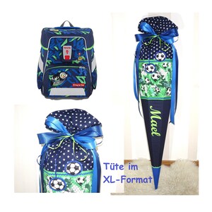 Könnte beinhalten: Ein blauer und grüner Schulrucksack mit Fußball-Design. Der Rucksack hat ein Reißverschlussfach und ein kleines Fach vorne. Eine passende blaue und grüne kegelförmige Tasche mit Fußball-Design und dem Namen "Mael" bestickt. Die kegelförmige Tasche ist mit einem blauen Band gebunden. Der Text "Tüte im XL-Format" ist auf dem Bild zu sehen.