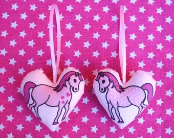 2 heart pendant horses pink