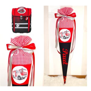 Könnte beinhalten: Ein roter und schwarzer Schulranzen mit Feuerwehrwagen-Motiv. Ein roter und weißer Gingham-Kegel mit Feuerwehrwagen-Motiv und dem Namen "Paul" darauf.