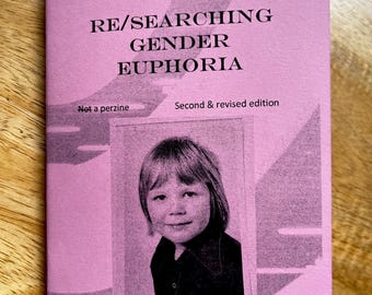 Può includere: Un libretto rosa con il titolo "RE/SEARCHING GENDER EUPHORIA" e il testo "Not a perzine" e "Second & revised edition". Una foto in bianco e nero di una persona giovane con i capelli biondi è sulla copertina.