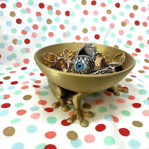 ¡Plato para baratijas con forma de rana! Pequeño cuenco con forma de rana para guardar joyas, anillos de boda, artículos de almacenamiento y regalos de San Valentín. ¡De temática artística y dorada con anfibios!