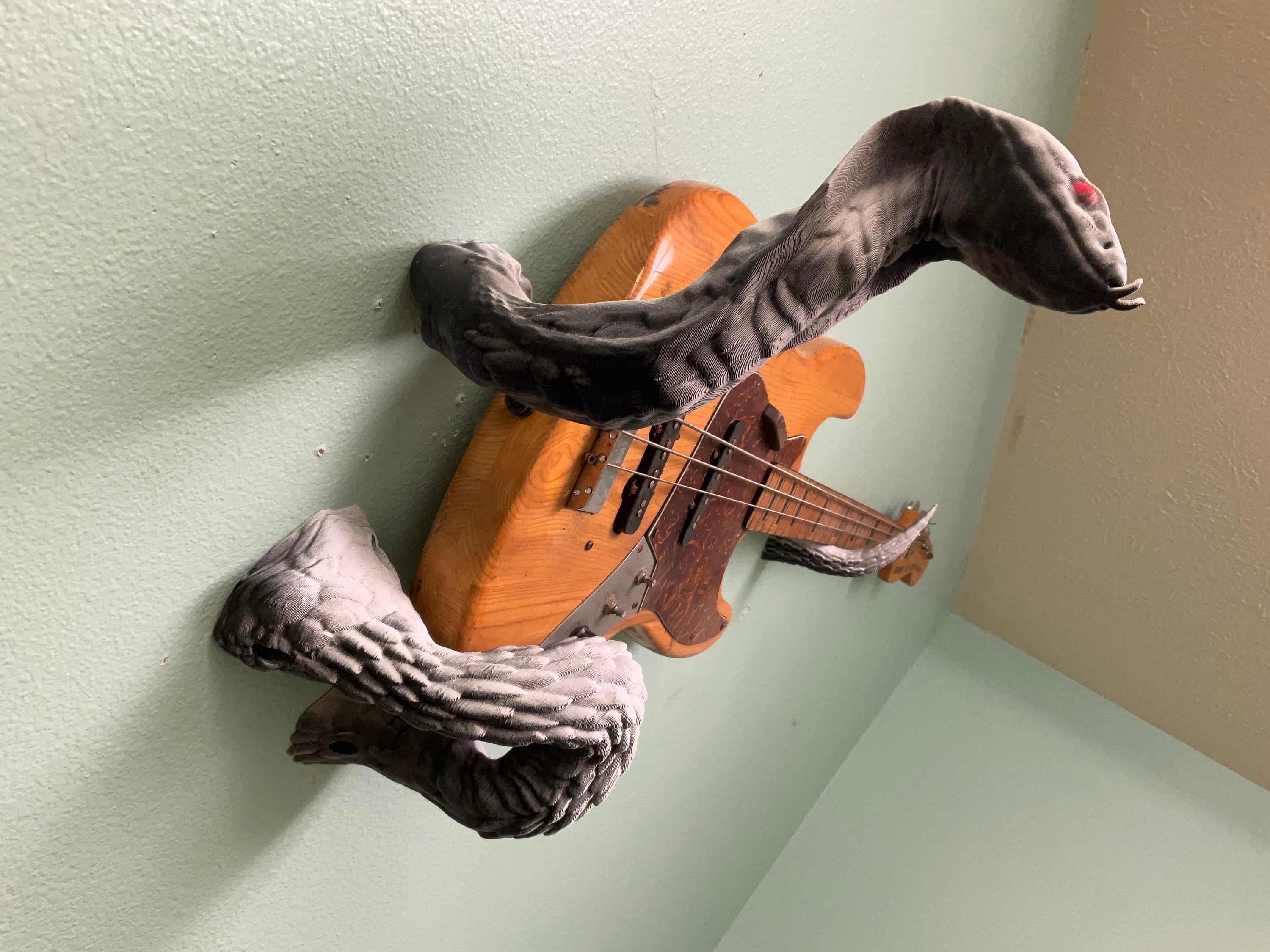 Guitar SNAKE BW Horizontal sideways Guitar Wall Mount Hanger