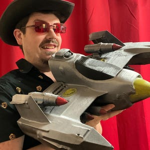 Retro Space Fighter Wall Mount – 80s Sci-Fi Decor – Custom Starship Model – Anime Mech-Inspired Display – Gundam, Macross, Arcade Aesthetic
