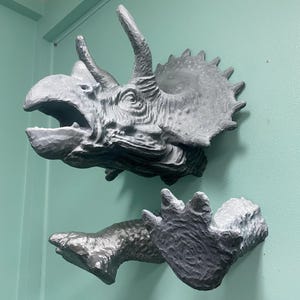 Giant Triceratops Wall Sculpture - Dinosaur Head Wall Mount, Prehistoric Home Decor, 3D Printed Dino Art, Jurassic Fossil Replica
