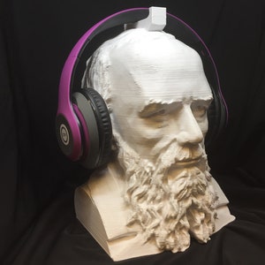 Soporte para auriculares inspirado en Dostoievski: decoración y organizador de escritorio literario