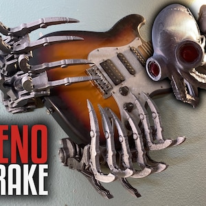 Può includere: Una mano robotica argentata che tiene una chitarra elettrica marrone e bianca. La chitarra ha un battipenna argentato e una paletta nera. Una testa aliena argentata è attaccata alla chitarra. Il testo "XENO KRAKE" è scritto in lettere rosse su sfondo nero.