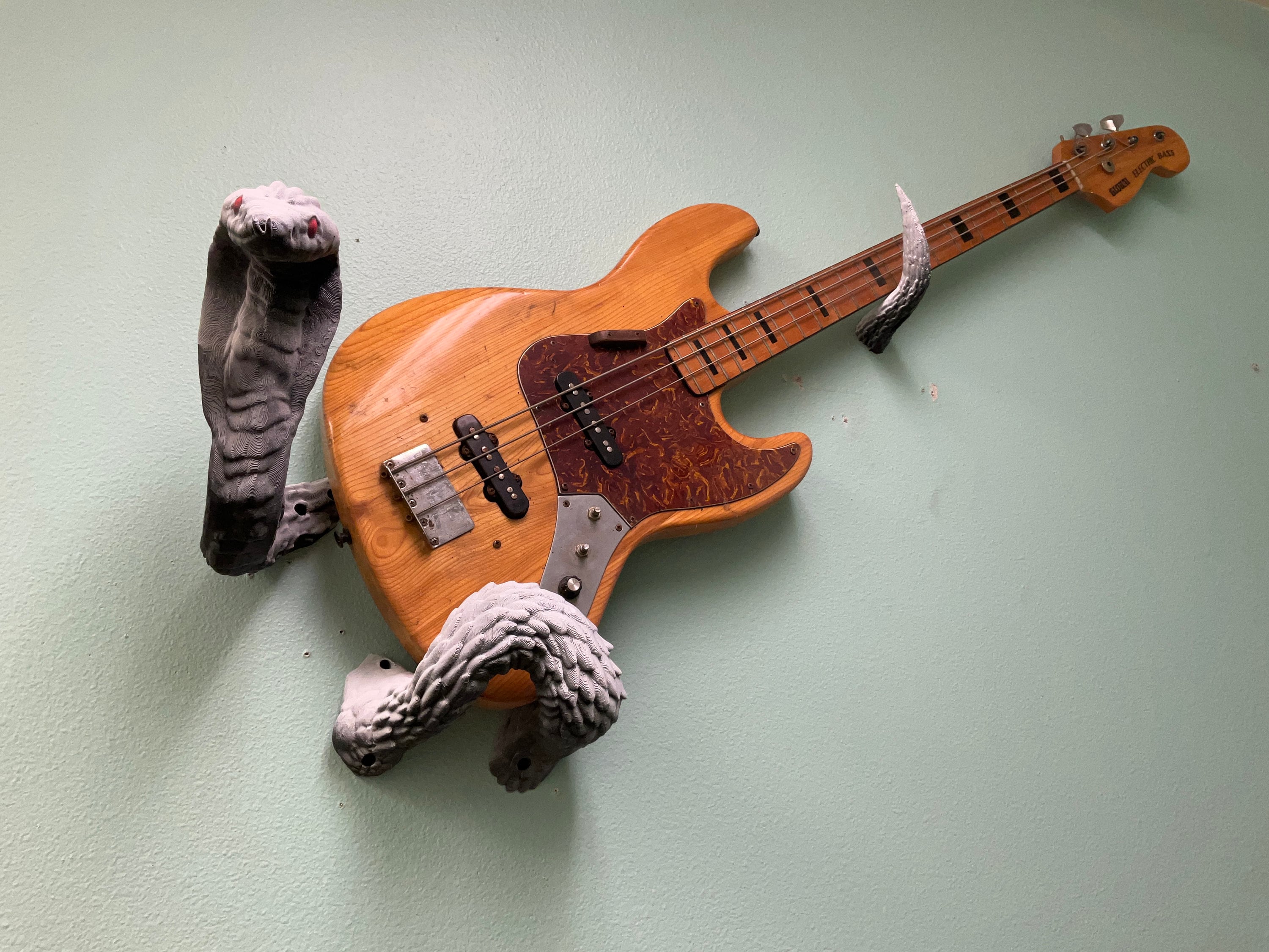 Guitar SNAKE! B+W Horizontal/Sideways Guitar Wall Mount Hanger