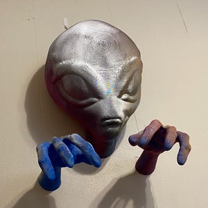 Decorazione da parete aliena psichedelica - Grande testa di ET argentata con mani / Decorazione da parete UFO fantascientifica psichedelica / Scultura di creatura dello spazio