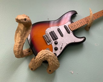 Supporto da parete per chitarra in stile rockstar! Supporto per chitarra con colori e occhi personalizzabili! Spedizione gratuita! Trasforma lo spazio in performance!