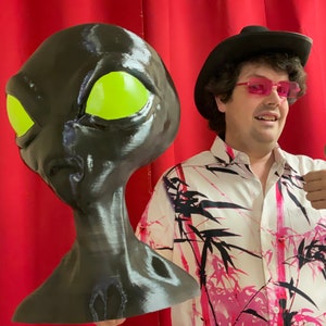 Oversized &#39;Blackout&#39; Alien Statue - Unique Sci-Fi Decor with Eerie Eyes!