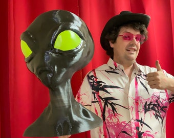 Oversized 'Blackout' Alien Statue - Unique Sci-Fi Decor with Eerie Eyes!