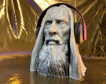 Könnte beinhalten: Eine 3D-gedruckte Büste einer Person mit langem Bart und langen Haaren, die einen rosa Kopfhörer trägt.