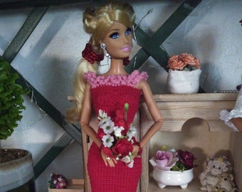 Barbie is helemaal gekleed in haar rode jurk.