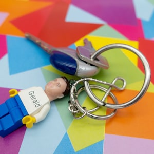 Schlüsselanhänger mit individuellem Kopf und Minifigur von LEGO