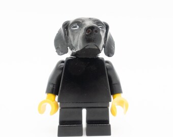 schwarzer Hundekopf von POLYTOY mit schwarzer Figur von LEGO