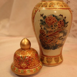 Beautiful Vintage Satsuma Moriage Hand Painted Temple Ginger Jar Gold Red Pheasant Birds Flowers