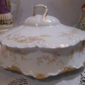 Lovely Antique Haviland & Co Covered Vegetable Delicate Pink Flowers Pastel Green Leaves Ivy Gold Ribbon Handles Limoges Schleiger 51e c1894