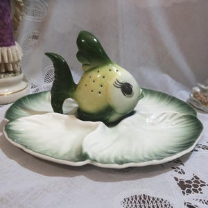 Vintage Starnes Californaia Pottery Hors D'oeuvre Green White Cabbage Leaf Divided Plate Green Yellow Fish Holds Appetizer Picks 1952 - 1954