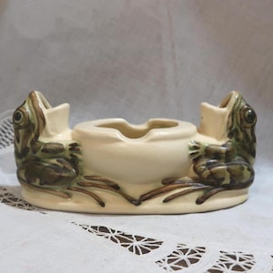 Vintage Brush-McCoy Double Bullfrog Ashtray Pipe Cigarette Holder Satin Smooth Embossed Open Mouth Long Toes Hugging Round Ash Pot #042