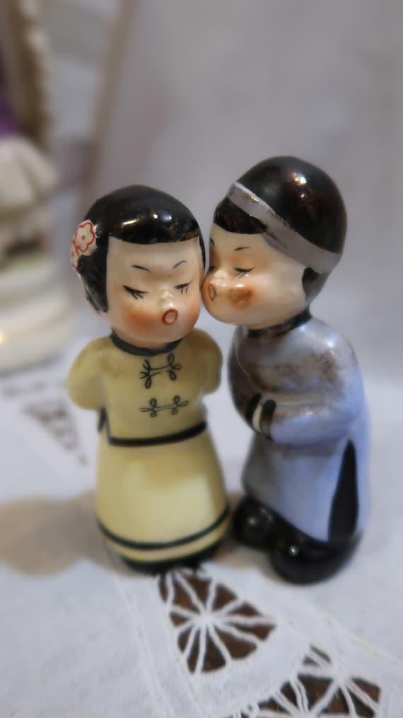 Vintage Napco Kissing Chinese Couple Salt & Pepper Shakers Yellow Black  Dress Blue Suit Black Hat 4/1286/2 - Etsy