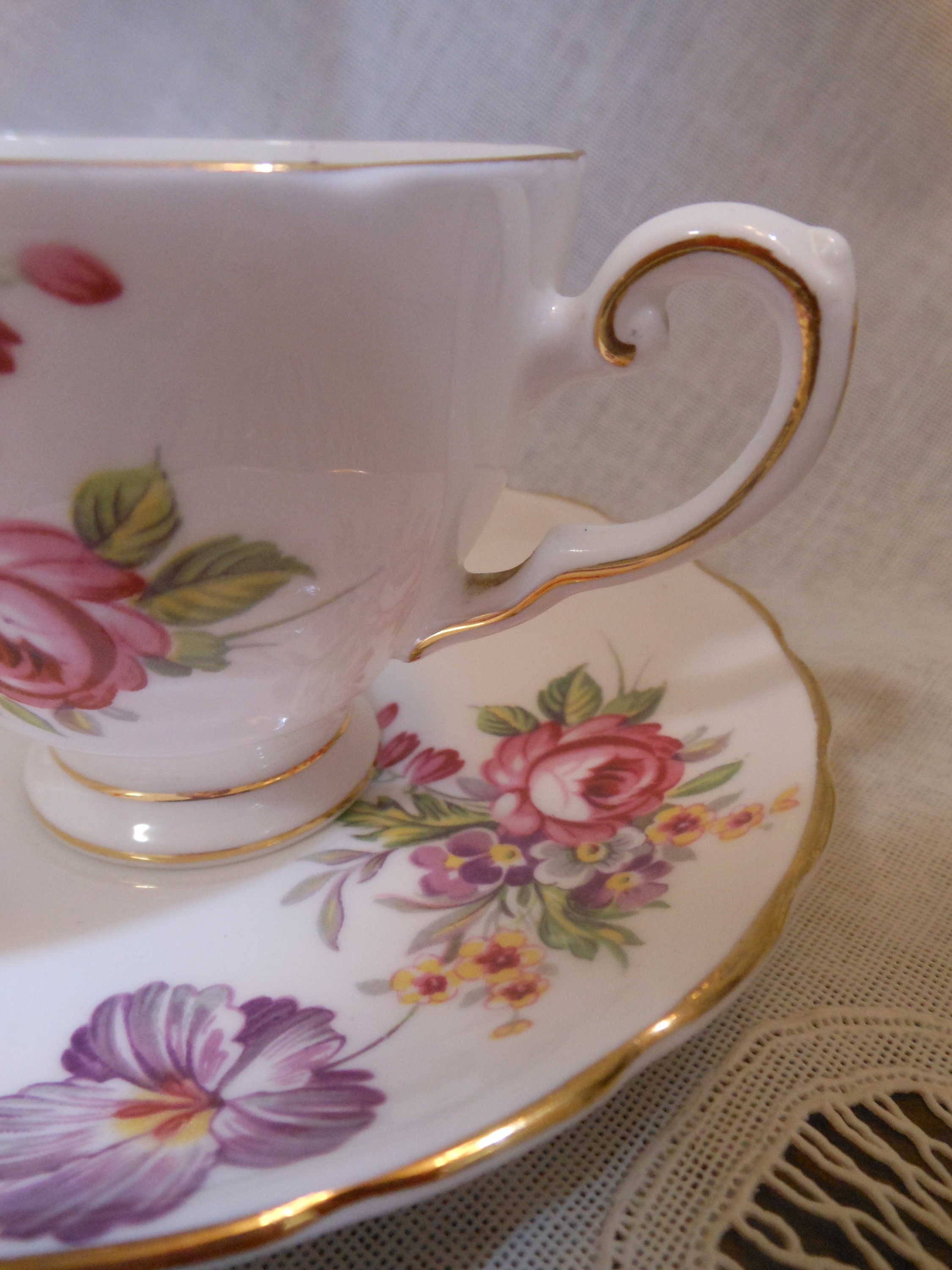 Beautiful Vintage Tuscan Fine English Bone China Cup & Saucer Set