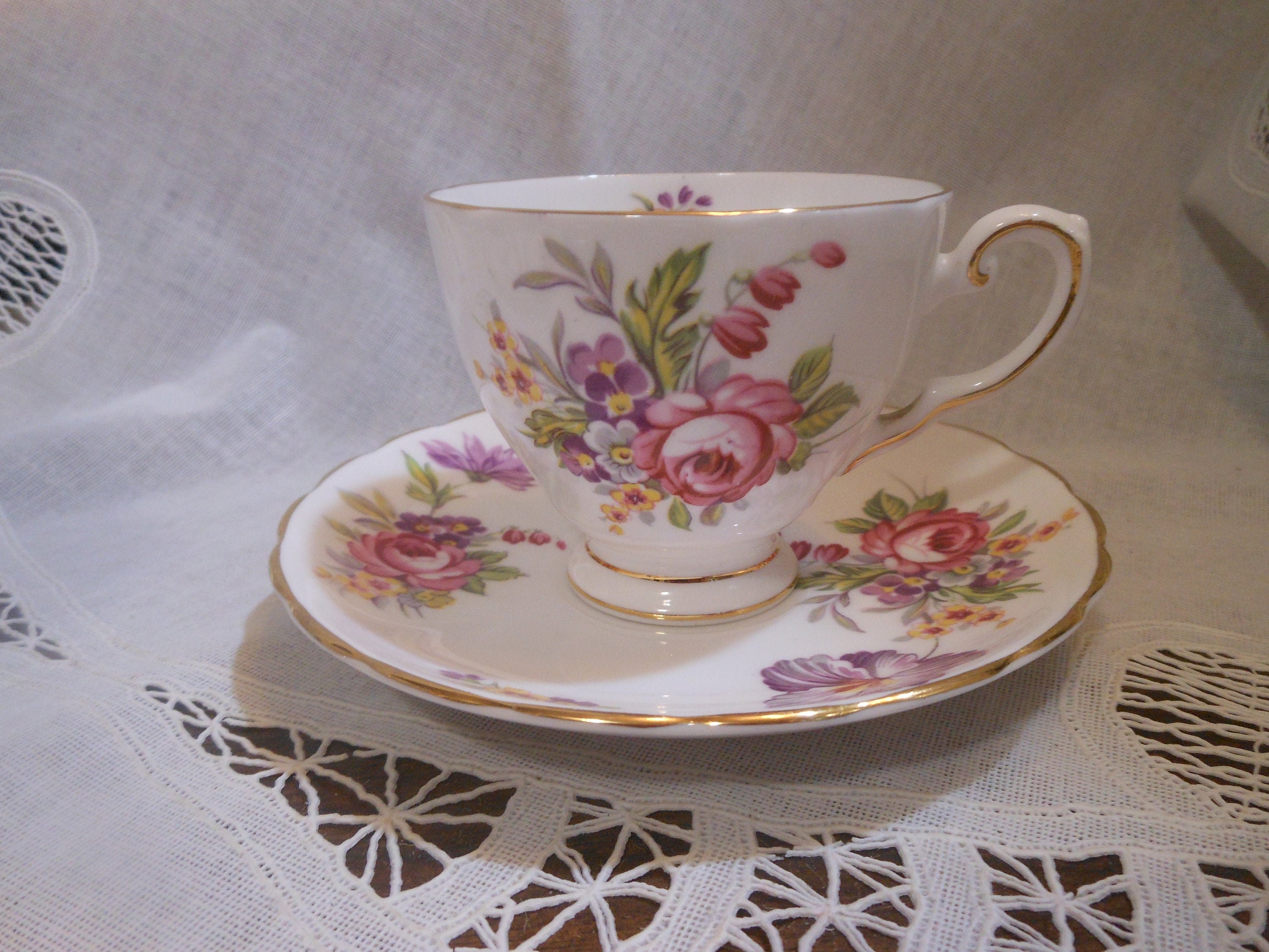 Beautiful Vintage Tuscan Fine English Bone China Cup & Saucer Set