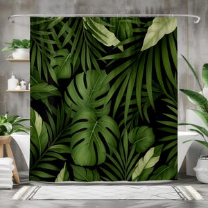 Op de afbeelding: Douchegordijn met een dicht patroon van groene tropische bladeren op een zwarte achtergrond. Het ontwerp bevat grote monstera bladeren en ander gebladerte, wat een levendige, natuurlijke uitstraling voor de badkamer biedt.