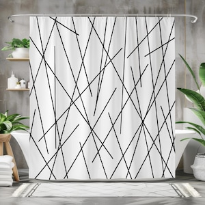 Op de afbeelding: Witte douchegordijn met een zwart lineair ontwerp. Het gordijn heeft een herhalend patroon van elkaar kruisende zwarte lijnen op een witte achtergrond. Het ontwerp is modern en minimalistisch, geschikt voor een badkamer.
