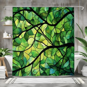 Peut inclure: Un rideau de douche avec un motif de vitrail de feuilles et de branches vertes. Le motif est abstrait et rappelle la nature.