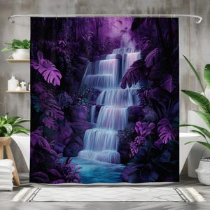 Puede incluir: Pintura acuarela púrpura y azul de una cascada que cae por un acantilado rocoso en un exuberante entorno selvático.