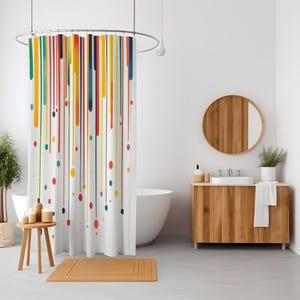 K&ouml;nnte beinhalten: Ein wei&szlig;er Duschvorhang mit einem farbenfrohen abstrakten Design aus tropfendem Farbverlauf. Das Design zeigt vertikale Linien aus roter, orangefarbener, gelber, gr&uuml;ner, blauer und violetter Farbe mit kleinen Kreisen in verschiedenen Farben, die &uuml;ber den gesamten Hintergrund verteilt sind. Der Duschvorhang ist an einer verchromten Duschstange in einem Badezimmer angebracht.