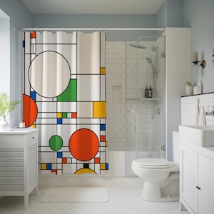 Könnte beinhalten: Ein weißer Duschvorhang mit einem geometrischen Design aus schwarzen Linien und farbigen Formen. Das Design umfasst rote, gelbe, grüne und blaue Quadrate und Kreise. Der Vorhang hängt in einem modernen Badezimmer mit weißen Armaturen.