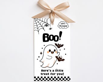 Op de afbeelding: Een rechthoekig wit cadeaulabel met een cartoonspook, twee vleermuizen, een spinnenweb en spinnen. De tekst luidt "Boo!", "Happy Halloween" en "Here's a little treat for you!". Onderaan zit een zwart-wit geblokte rand en bovenaan is een beige lint bevestigd.