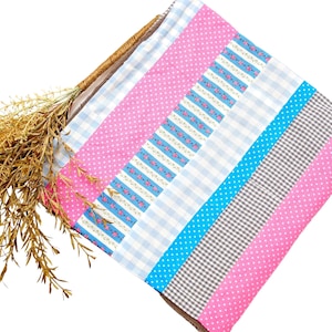 Babydeken, knuffeldeken, patchworkdeken in roze en blauw met bloemen en stippen, handgemaakt door bab-Berlin