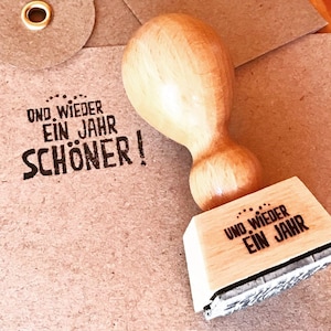 geburtstagsstempel … wieder ein jahr schöner! - komplimente gehen immer! glückwunsch zum geburtstag, zum jubiläum, zum einjährigen