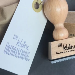 holzstempel "eine kleine überraschung" … für wundertüten, geburtstagsgeschenke, unerwartete post, für give aways, geschenke und mitbringsel