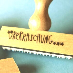 holzstempel "überraschung" - mit od. ohne blümchen - für wundertüten, gutscheine, überraschungspartys, geburtstags- und glückwunschkarten