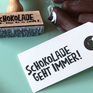 SCHOKOLADE GEHT IMMER ! oder pralinen . stempel für anhänger + sticker. für mitbringsel, süße geschenke - in div. grössen - leckerschmecker!