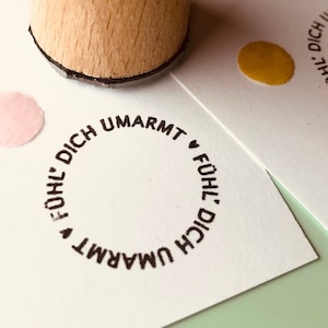 wähle aus 2 motiven: rundstempel „FÜHL DICH UMARMT“ oder „be happy and smile“ - mit herzchen oder smiley / umarmung / hug / love / freunde
